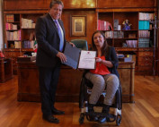 En la imagen, el Gobernador del Estado entrega a la Ingeniero Miriam García Zamora su Nombramiento como Directora General del Instituto para la Atención e Inclusión de las Personas con Discapacidad