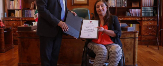 En la imagen, el Gobernador del Estado entrega a la Ingeniero Miriam García Zamora su Nombramiento como Directora General del Instituto para la Atención e Inclusión de las Personas con Discapacidad