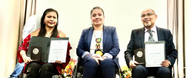 En la imagen al centro la Ing. Miriam García Zamora, a su derecha Mineva Ramos García sosteniendo en la mano derecha la medalla conmemorativa y en la mano izquierda un reconocimiento del Premio Retos y Razones 2021, y al lado izquierdo de la Ing. Garcíz Zamora, el Maestro Martín Dones, representando a la Organización Civil "CECADEE la Luz", recibiendo de igual forma, la medalla y el reconocimiento del premio.